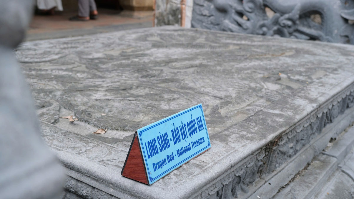 Long sàng trước Nghi môn ngoại và trước Bái đường đền thờ Vua Đinh Tiên Hoàng đã được công nhận là Bảo vật quốc gia Việt Nam. Ảnh: Hân Nghiên