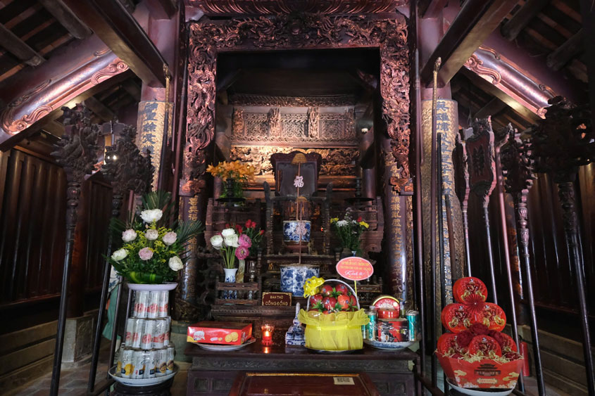 Bàn thờ cộng đồng. Ảnh: Hân Nghiên