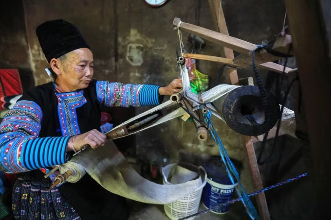 A Mong woman in Pa Co commune diligently works by a weaving frame to weave beautiful and durable Mong brocade fabrics. Photo: Trong Dat/VNA