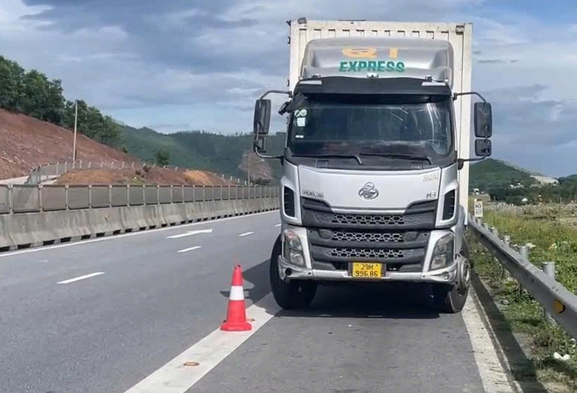Chiếc xe tải chạy ngược chiều trên cao tốc Hà Tĩnh đã bị dừng để xử lý. Ảnh: Hoàng Anh