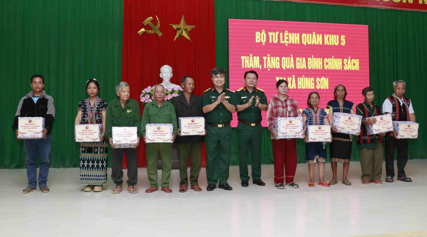 Leaders of the Logistics - Technical Department of Military Region 5 and Economic - National Defense Delegation 207 present gifts to policy households and people with meritorious services to the revolution in Hung Son commune. Photo: Quang Hung