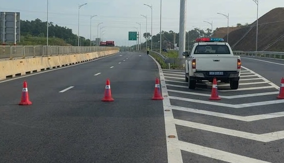 Some sections of the North-South expressway will be temporarily closed according to schedule to install monitoring systems. Photo: Highway Traffic Police Team No. 4