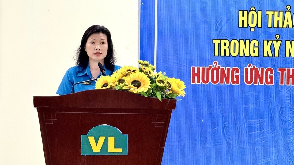 Bà Lê Thị Kim Chi - Phó Chủ tịch thường trực LĐLĐ tỉnh phát biểu tại hội thảo. Ảnh: Hoàng Lộc