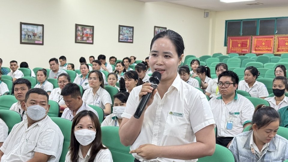 Người lao động đặt câu hỏi liên quan công tác an toàn vệ sinh lao động tại doanh nghiệp. Ảnh: Hoàng Lộc