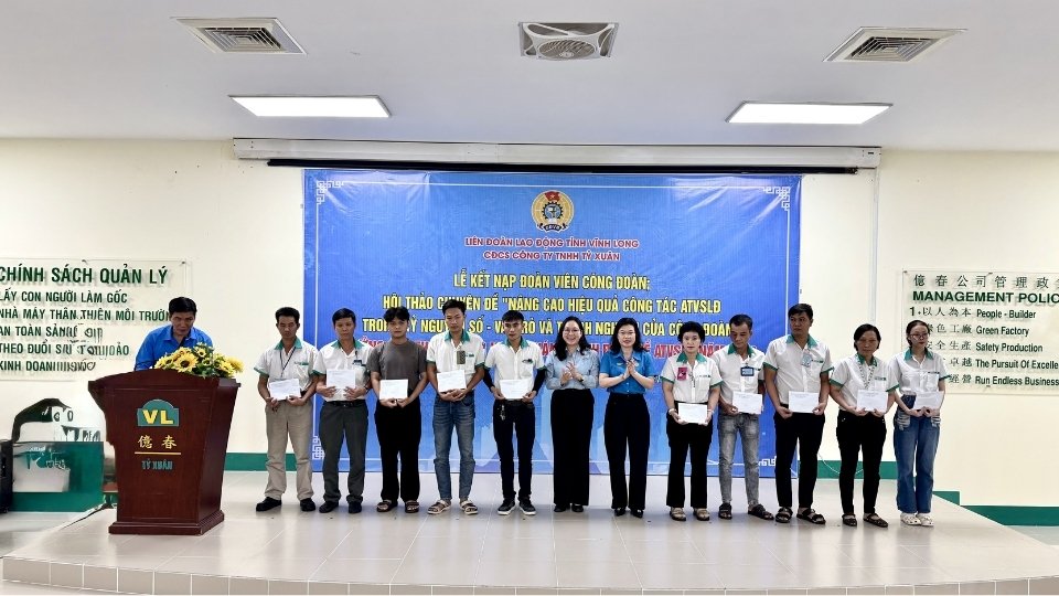 Ms. Nguyen Thi Hong Nhung, Member of the Standing Committee of the Provincial Party Committee, Standing Vice Chairman of the Vietnam Fatherland Front Committee of Vinh Long province and Ms. Le Thi Kim Chi - Standing Vice Chairman of the Provincial Labor Federation present gifts to workers of Ty Xuan Co., Ltd. in difficult circumstances. Photo: Hoang Loc