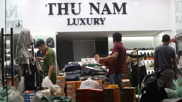 Hà Nội phát hiện cơ sở kinh doanh gần 1.800 sản phẩm thời trang giả mạo nhãn hiệu nổi tiếng. Ảnh: CAHN