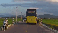 CSGT Gia Lai đang xác minh vụ xe khách va quệt khiến 1 học sinh đi xe đạp điện ngã xuống đường rồi rời khỏi hiện trường. Ảnh: Quang Bát