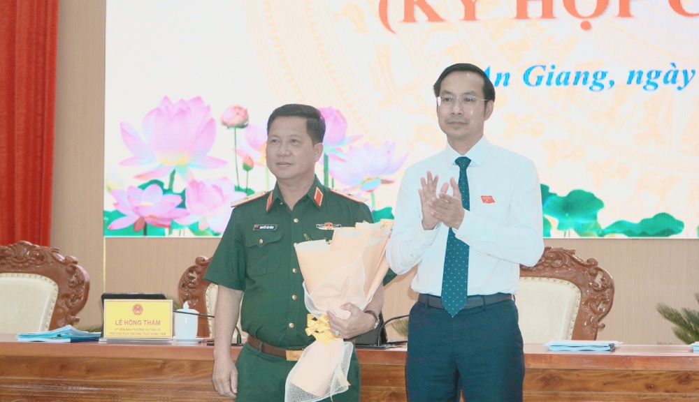 Chủ tịch HĐND tỉnh An Giang Nguyễn Thanh Nhàn tặng hoa chúc mừng Thiếu tướng Nguyễn Văn Hùng, Chỉ huy trưởng Bộ Chỉ huy Quân sự tỉnh An Giang. Ảnh: Nguyên Anh