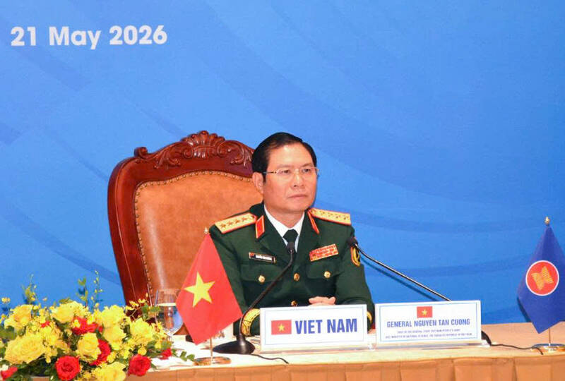 General Nguyen Tan Cuong - Member of the Party Central Committee, Member of the Standing Committee of the Central Military Commission, Chief of the General Staff of the Vietnam People's Army, Deputy Minister of National Defense attends the conference at the Hanoi bridge point. Photo: Ministry of National Defense