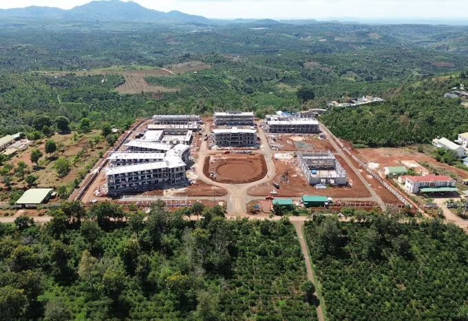Công trường xây dựng trường phổ thông nội trú liên cấp tiểu học và trung học cơ sở Thuận An (Lâm Đồng).
