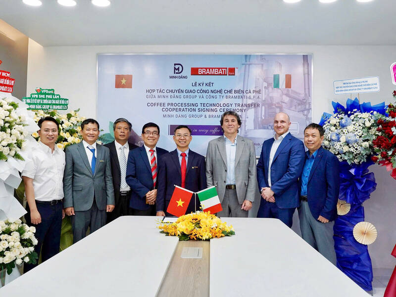 Minh Đăng Group vừa ký kết Biên bản ghi nhớ hợp tác (MOU) và hợp đồng mua bán máy móc - chuyển giao công nghệ chế biến cà phê trị giá hơn 3,5 triệu EUR cùng Brambati S.p.A., thương hiệu hàng đầu quốc tế đến từ Italy trong lĩnh vực công nghệ rang xay và chế biến cà phê. Ảnh: Minh Đăng Group