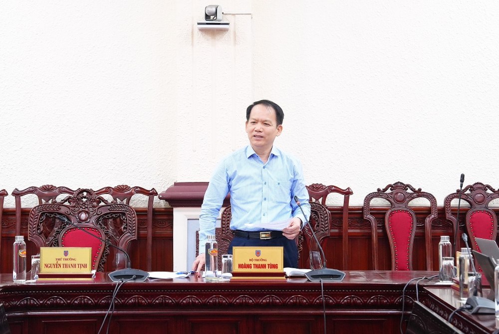 Ủy viên Trung ương Đảng, Bộ trưởng Hoàng Thanh Tùng nhấn mạnh mục tiêu quan trọng nhất của việc ứng dụng AI lần này là tìm ra những quy định bị mâu thuẫn, chồng chéo trong hệ thống văn bản quy phạm pháp luật. Ảnh: Bộ Tư pháp