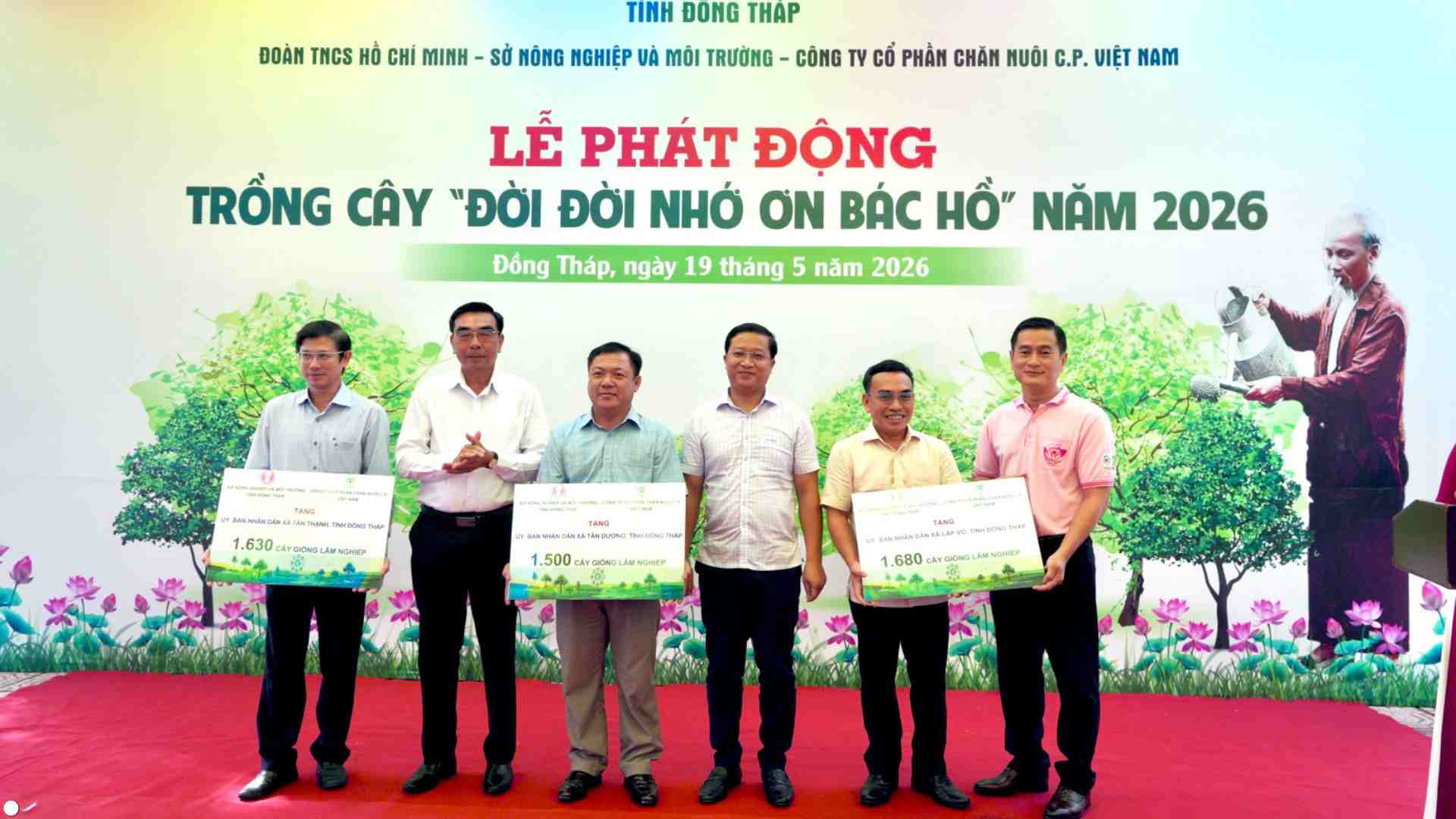 Representatives of C.P. Vietnam and units present seedlings to the 2026 tree planting program in Dong Thap. Photo: C.P.