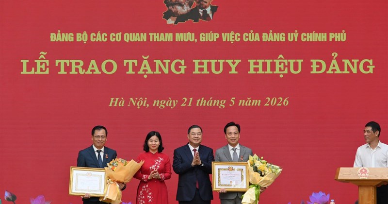 Hai đảng viên nhận Huy hiệu 35 năm tuổi Đảng