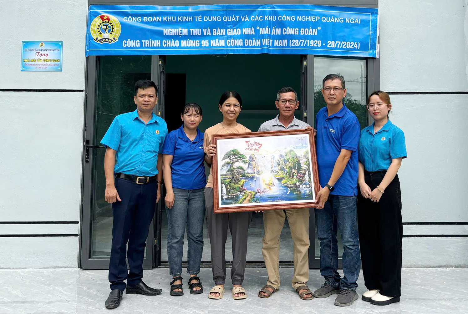 Công đoàn Khu kinh tế Dung Quất và các khu công nghiệp Quảng Ngãi (nay đã giải thể) tổ chức nghiệm thu, bàn giao “Mái ấm công đoàn” cho đoàn viên. Ảnh: Công đoàn Quảng Ngãi