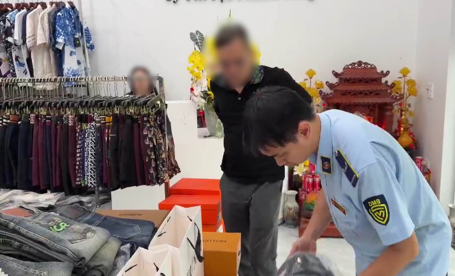 Market Management forces inspect goods. Photo: Hanoi Market Management Sub-Department