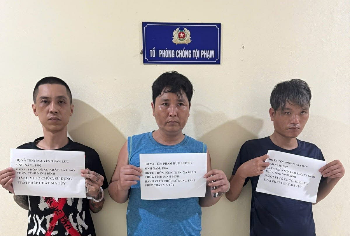 Giao Thuy Commune Police, Ninh Binh province arrested 3 subjects for the act of organizing the illegal use of drugs. Photo: Ninh Binh Police