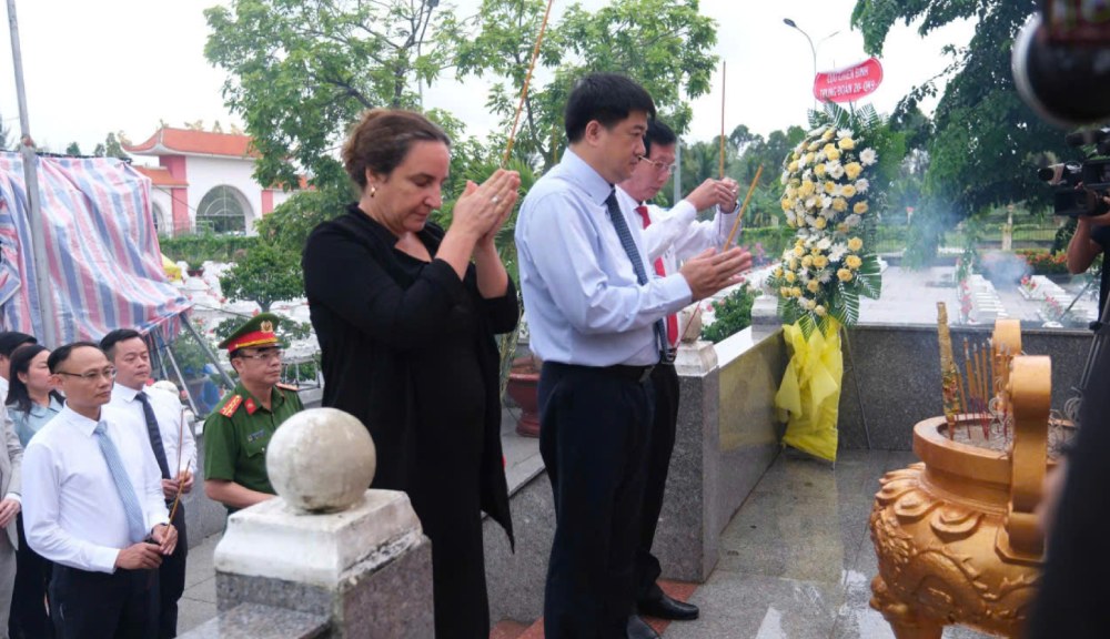 Delegates offer incense at the groundbreaking ceremony to take biological samples of remains of unidentified martyrs at Giong Rieng Martyrs' Cemetery. Photo: Nguyen Anh