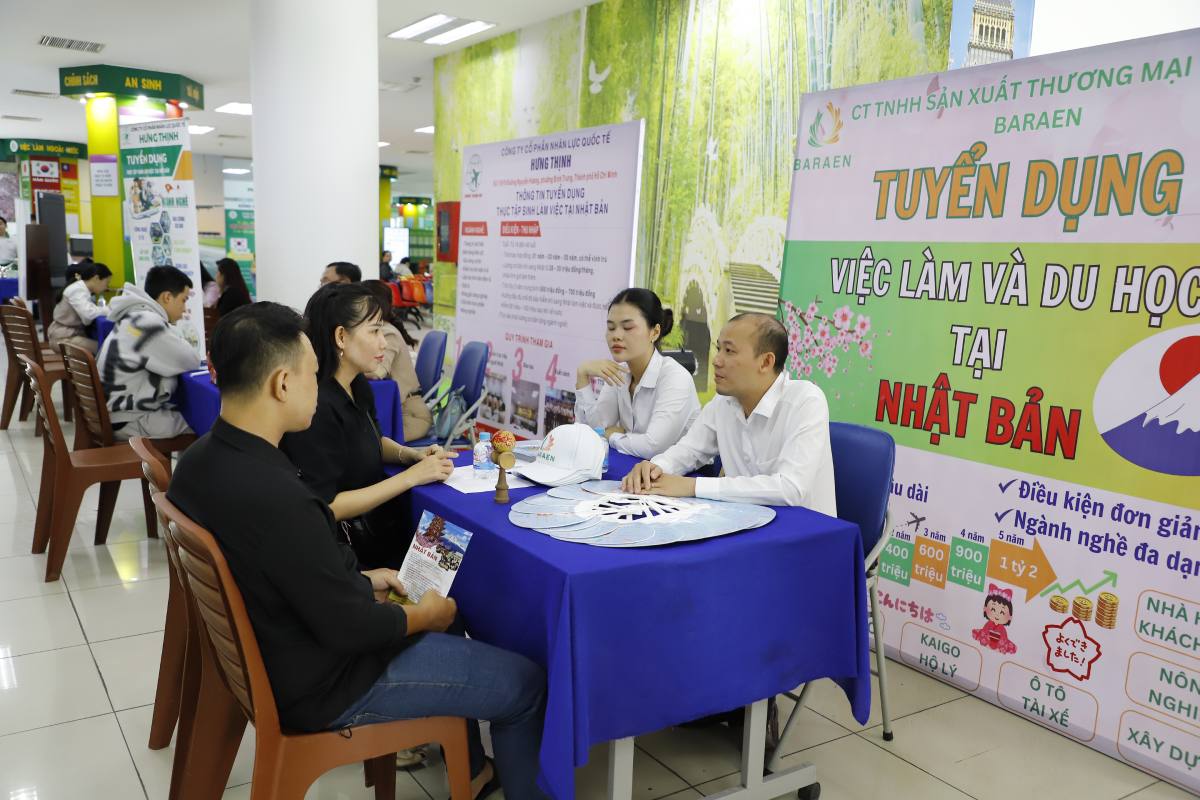 Workers looking for jobs at the Can Tho City Employment Service Center. Photo: Huong Nha