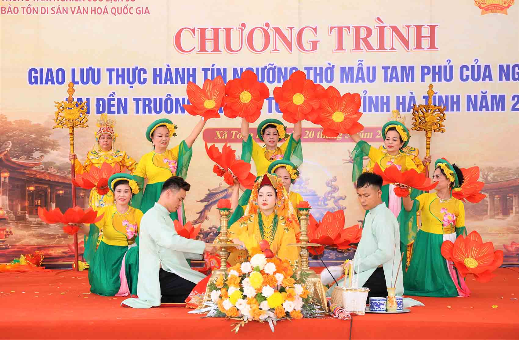 Interaction and practice of Mother Goddess worship at Truong Bat Temple. Photo: Thuy Quynh