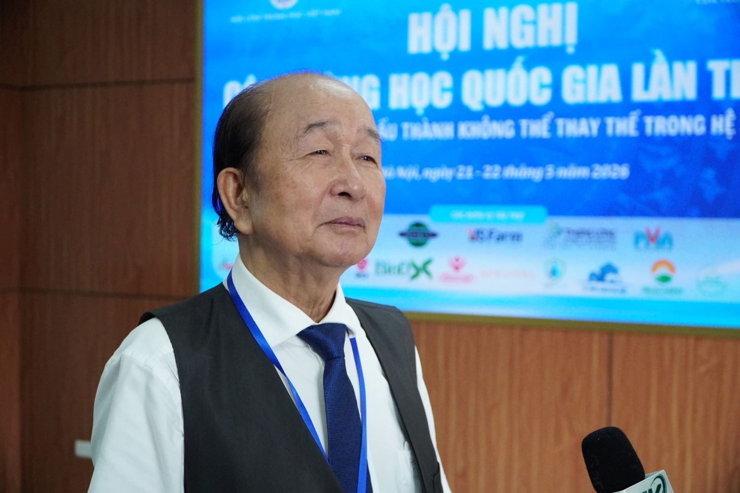 GS.TSKH Vũ Quang Côn chia sẻ với phóng viên tại Hội nghị. Ảnh: Anh Đức