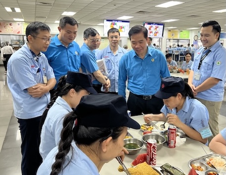 Mr. Nguyen Huy Khanh - Vice Chairman of the Hanoi Labor Federation (2nd from right) and leaders of the Company and the Trade Union of Yamaha Motor Vietnam Co., Ltd. visit workers at the Trade Union Meal Program held on May 21. Photo: Kieu Vu