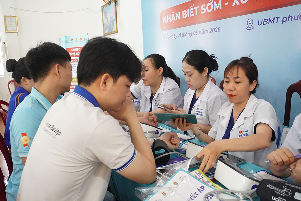 Stroke risk screening for workers in Da Nang. Photo: Tran Thi