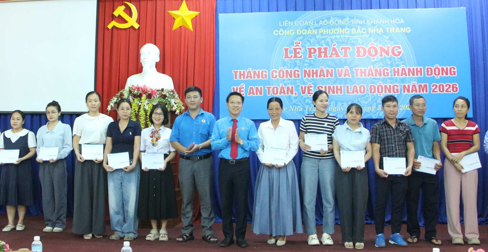 Đoàn viên, người lao động khó khăn đến từ các CĐCS phường Bắc Nha Trang phấn khởi nhận món quà hỗ trợ nhân Tháng Công nhân. Ảnh: Phương Linh