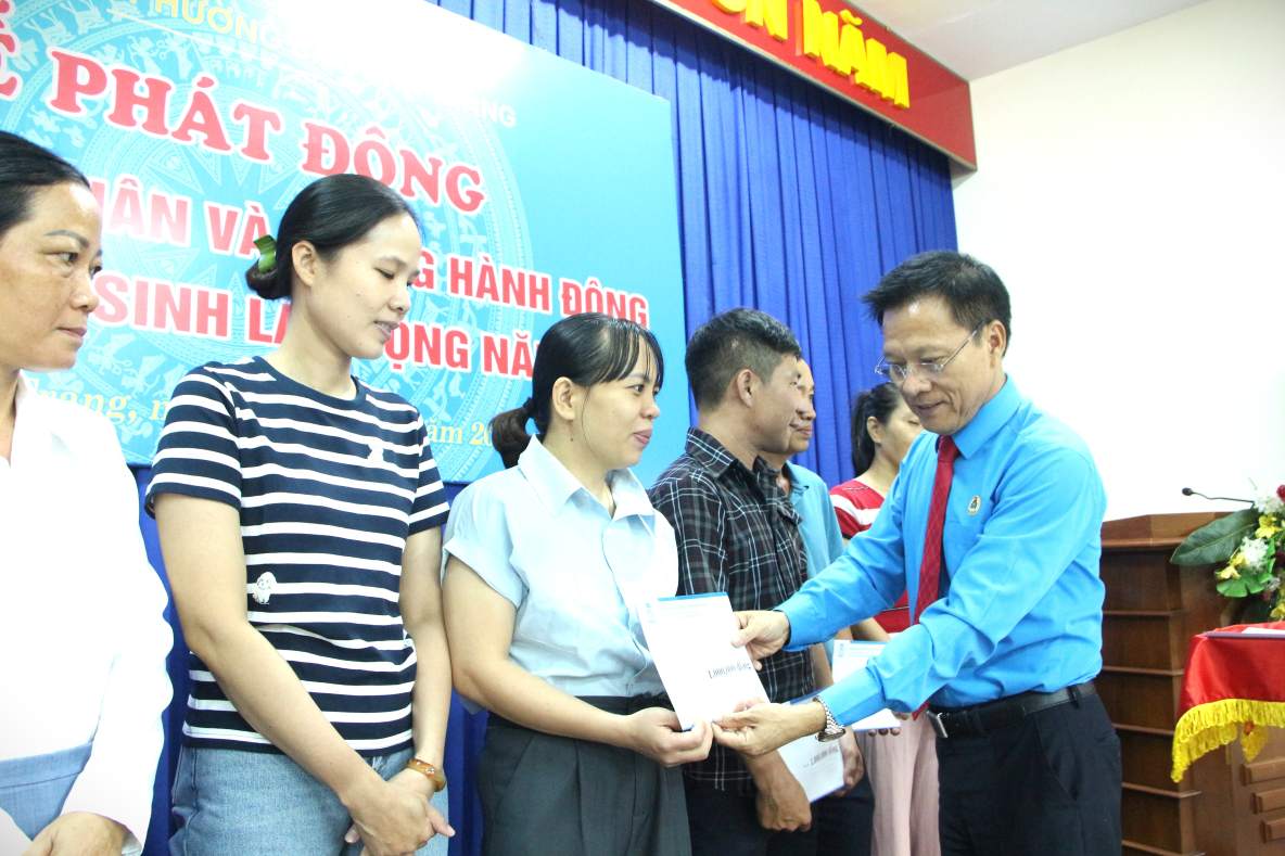 Mr. Phan Thanh Liem - Chairman of Khanh Hoa Provincial Labor Federation presents gifts to support union members in difficult circumstances on Workers' Month. Photo: Phuong Linh
