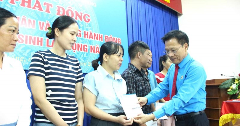 Tháng Công nhân": Hỗ trợ 110 công nhân khó khăn ở phường Bắc Nha Trang
