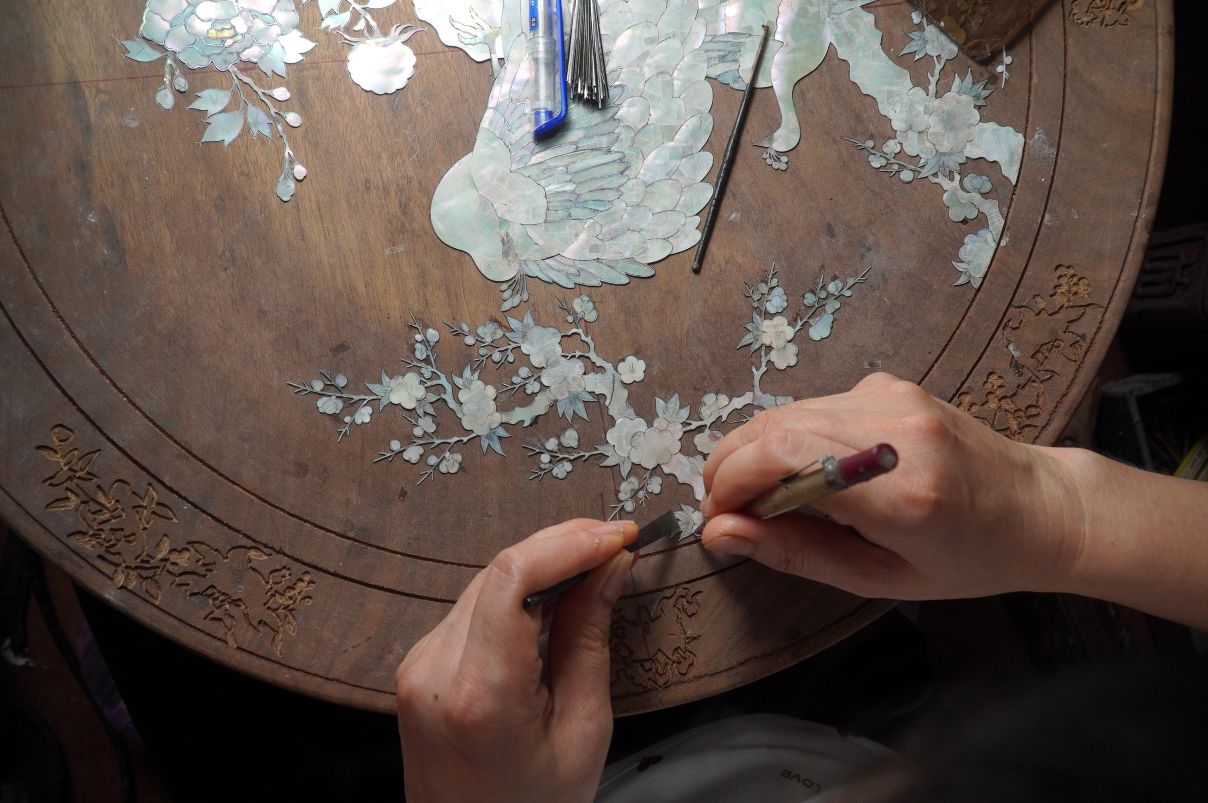 Ecotourism and craft villages in localities attract tourists. In the photo is Chuon Ngo mother-of-pearl inlay craft (Hanoi). Photo: Yen Van