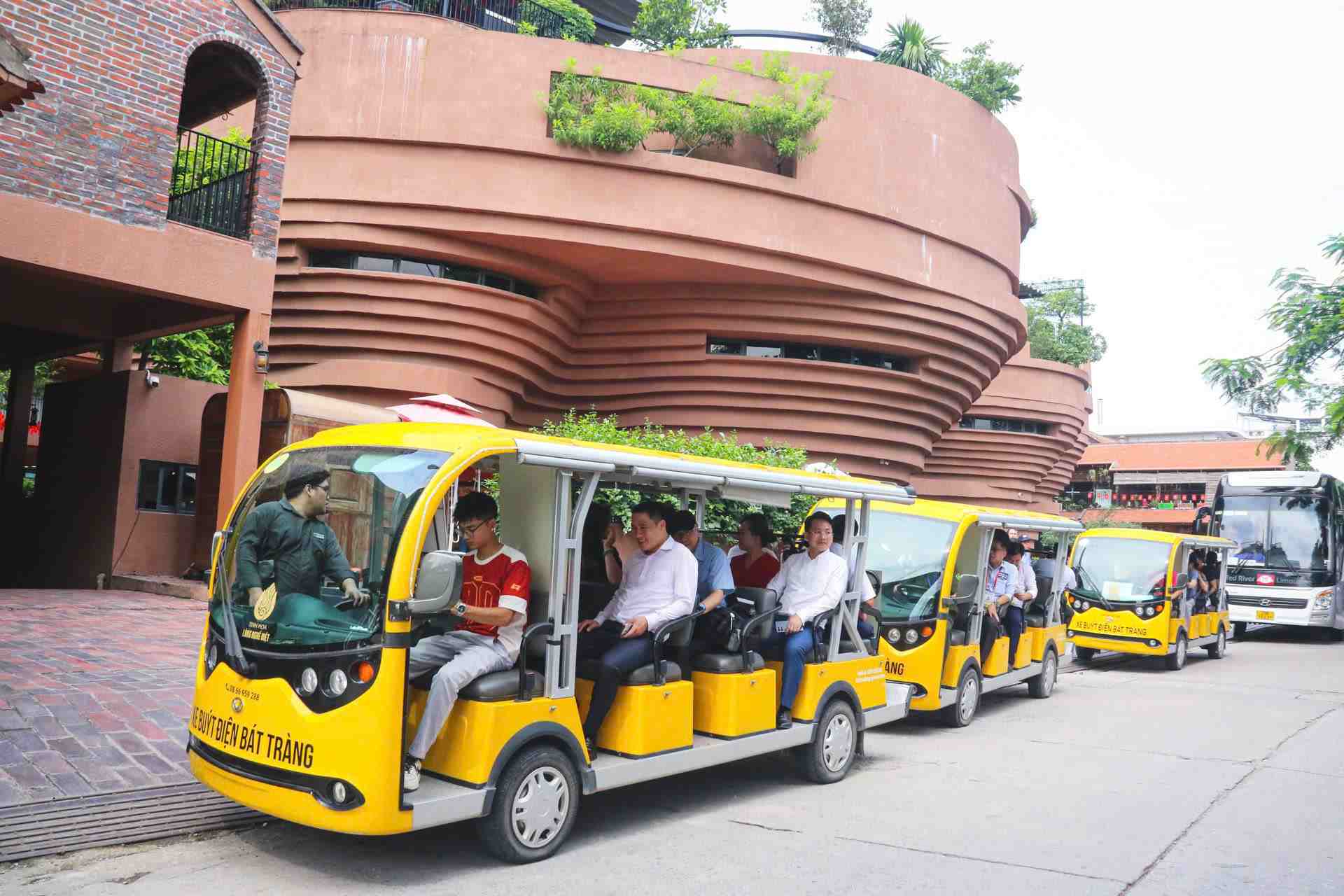 Trải nghiệm xe điện tham quan làng gốm Bát Tràng, Hà Nội dịp Quốc khánh 2.9. Ảnh: Hà Vy 