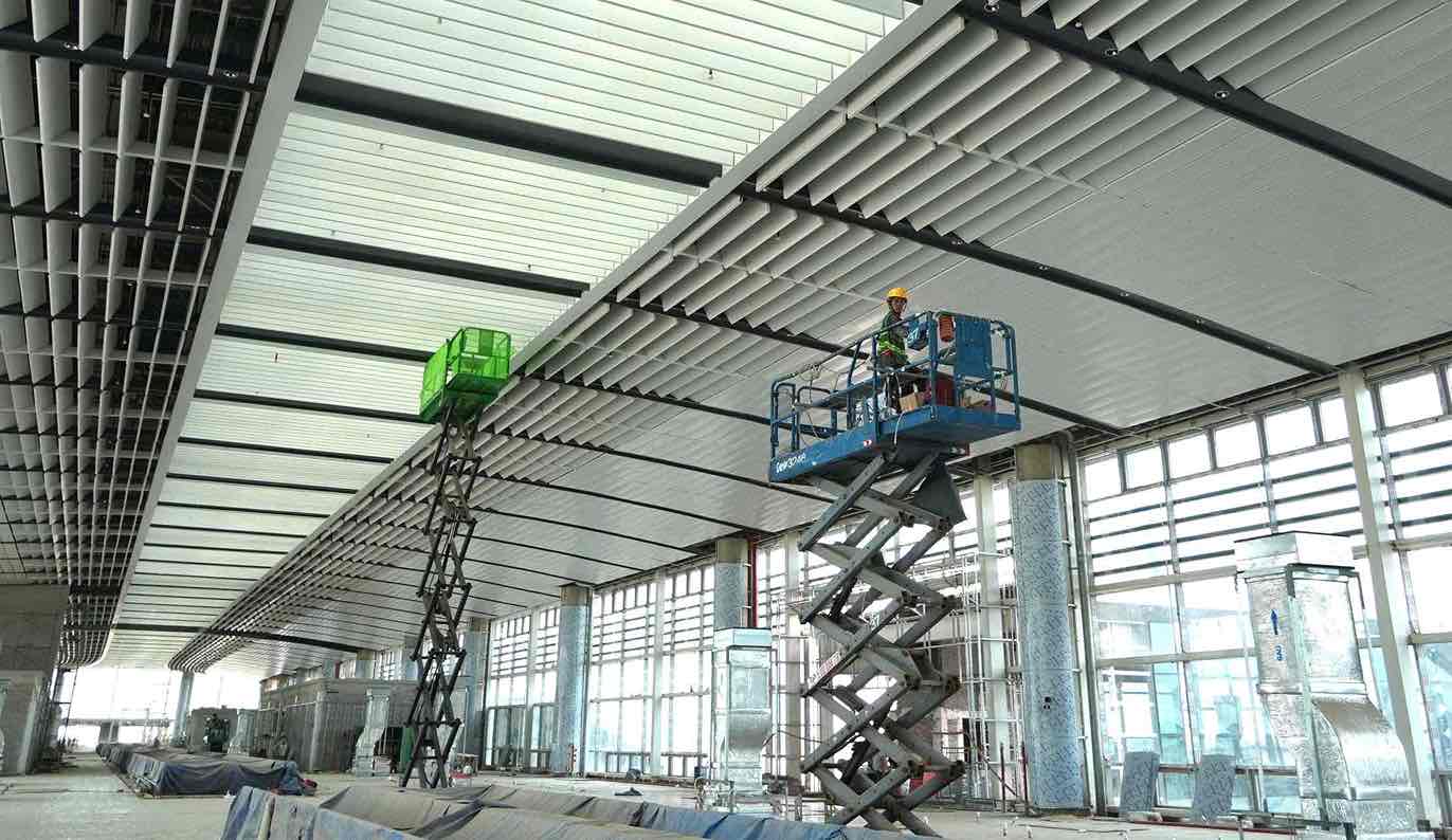 Tại các tầng của nhà ga hành khách sân bay Long Thành, công tác thi công phần trần áp mái cũng đang được triển khai đồng bộ. Ảnh: HAC