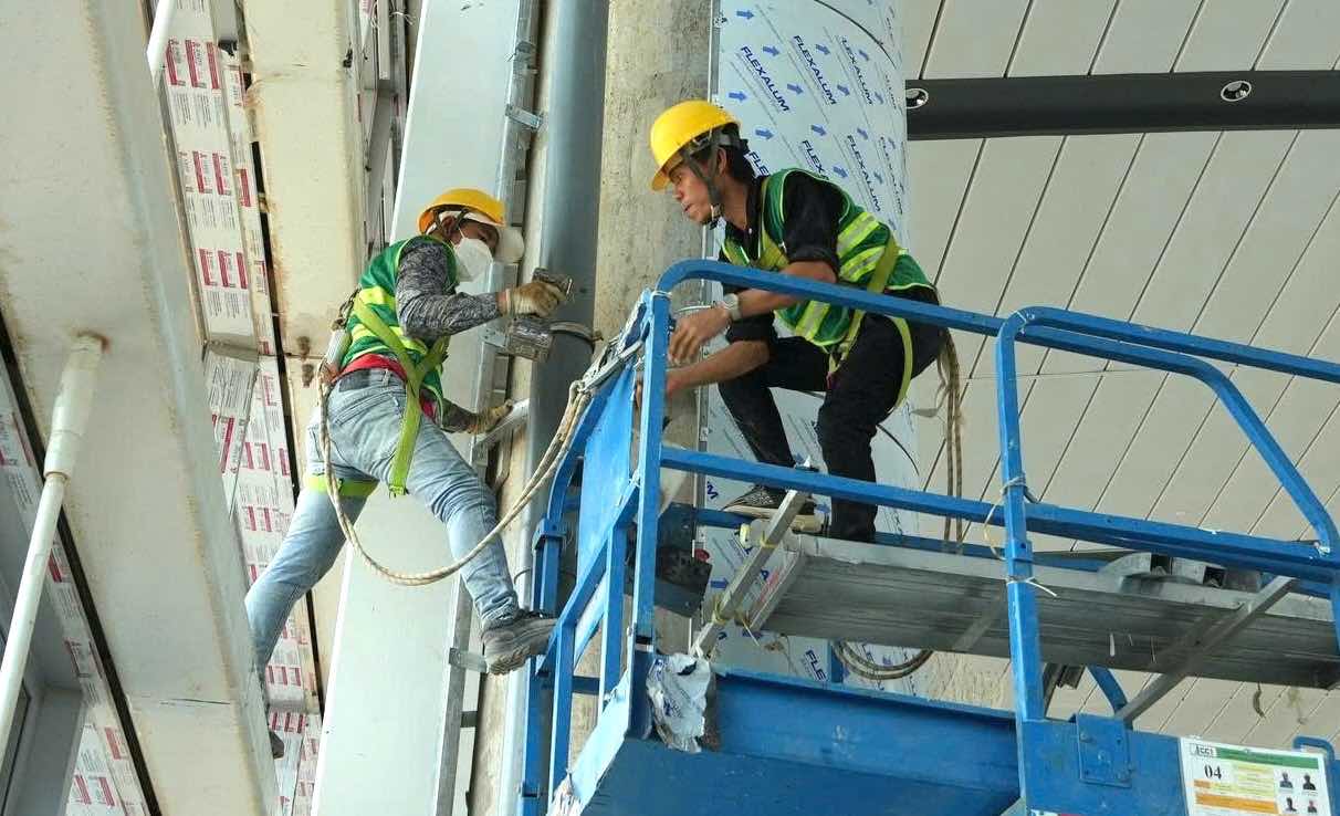 Người lao động thi công luôn phải đảm bảo các yêu cầu về an toàn lao động. Ảnh: HAC