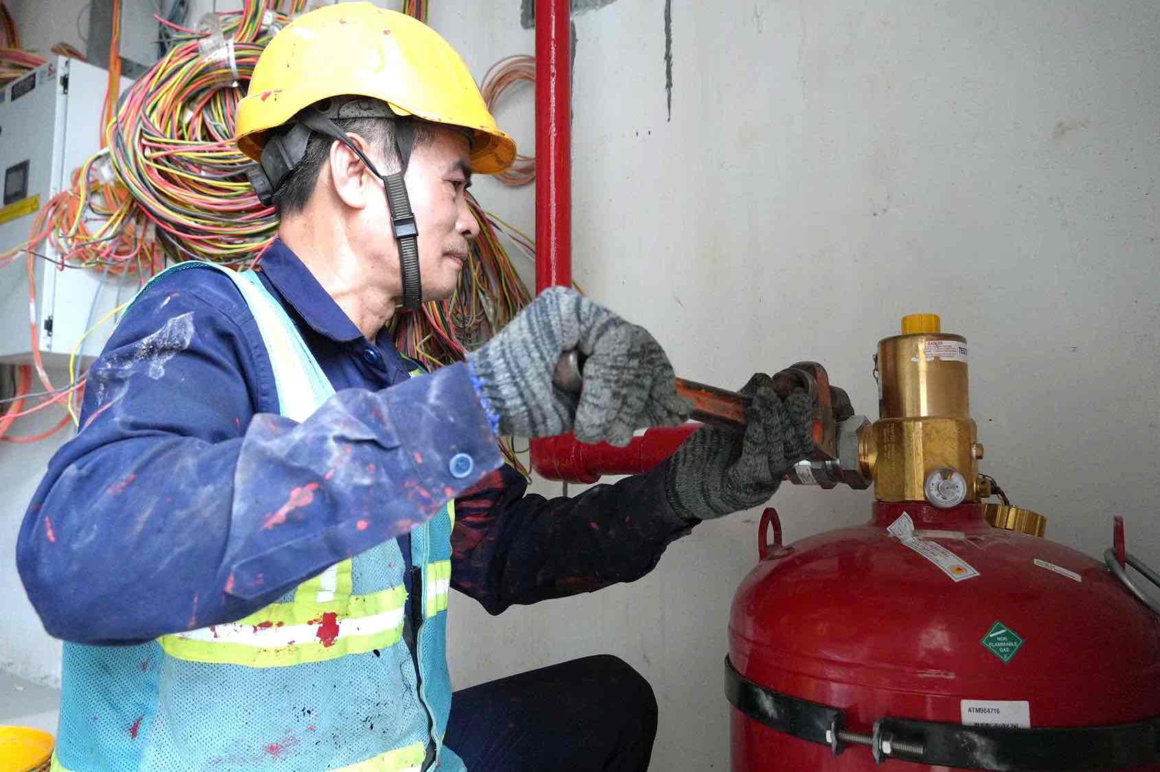 Công nhân lao động thi công gấp rút. Ảnh: HAC