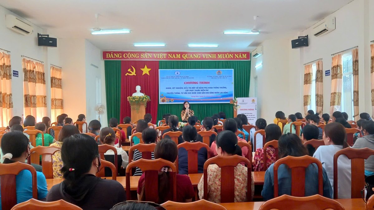 Propaganda and dissemination of knowledge about reproductive health care for female workers in Vung Tau. Photo: Ong Thao