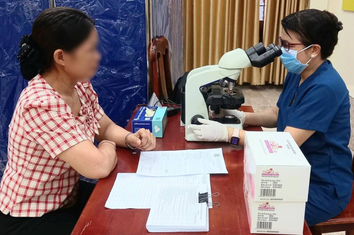 Chương trình đã khám sức khỏe sản phụ khoa cho hàng trăm lao động nữ trên địa bàn phường Vũng Tàu. Ảnh: Ong Thảo