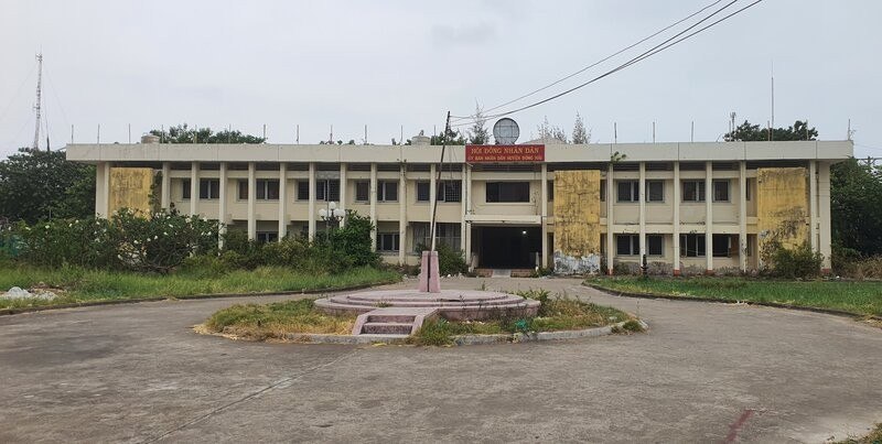 Trụ sở UBND huyện Đông Hải cũ được giao cho xã Gành Hào quản lý, nhưng rất khó khai thác do vướng cơ chế chuyển đổi mục đích sử dụng đất. Ảnh: Nhật Hồ.
