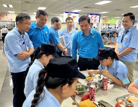 Ông Nguyễn Huy Khánh - Phó Chủ tịch Liên đoàn Lao động Thành phố Hà Nội (thứ 2 từ phải sang) cùng lãnh đạo Công ty và Công đoàn Công ty TNHH Yamaha Motor Việt Nam thăm hỏi công nhân tại Chương trình Bữa cơm Công đoàn diễn ra ngày 21.5. Ảnh: Kiều Vũ
