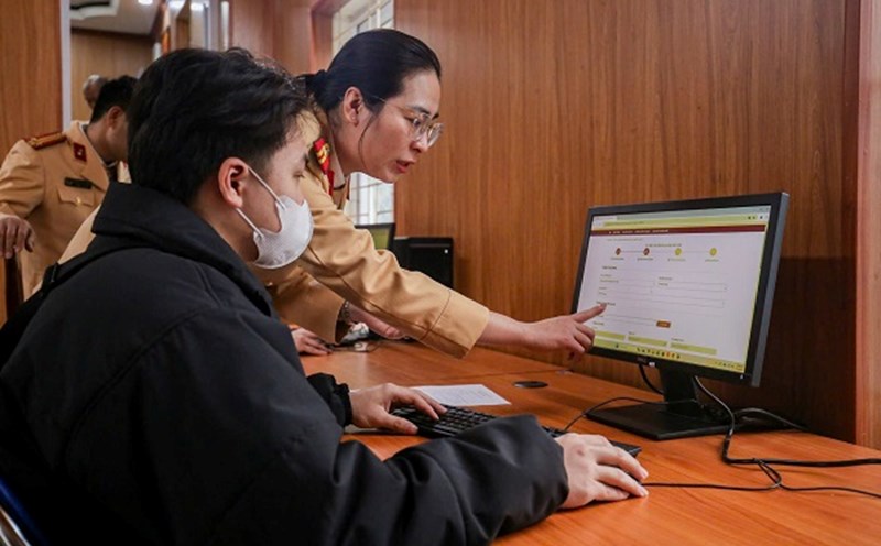 People are explained by the police about changing driver's licenses. Photo: Xuyen Dong