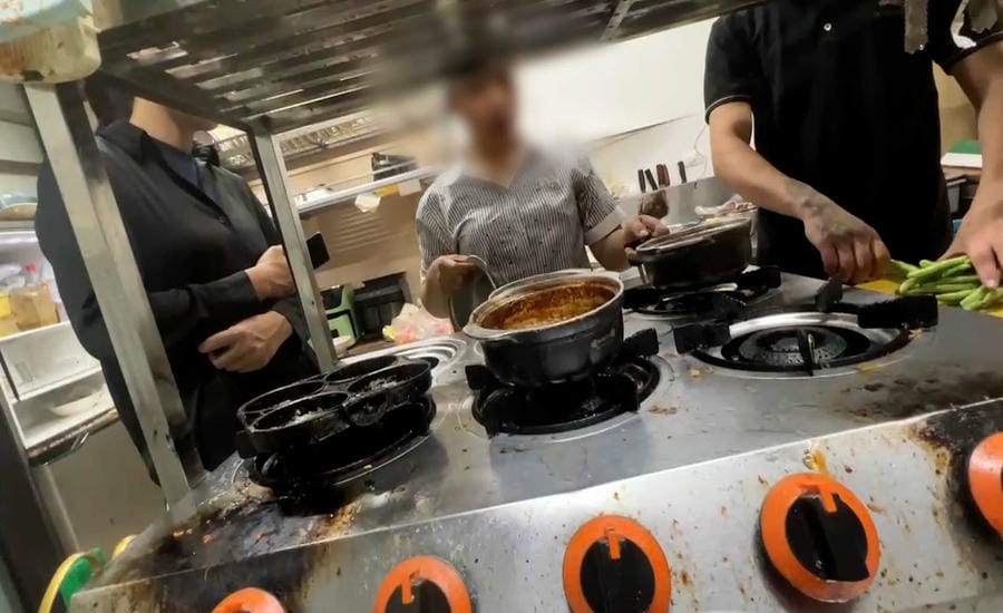 ハノイ市グエン・ヴァン・ロック通り84番地のコム・トー・バク・コア店の食品衛生安全基準を満たしていない兆候がある加工エリアの内部の写真。写真:PV