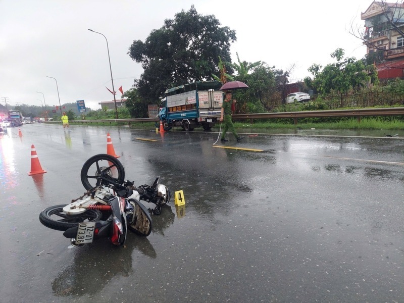 Scene of the collision on National Highway 1, passing through Dong Kinh ward, Lang Son province, killing 1 person. Photo: NDCC