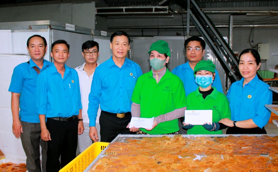 Đoàn công tác LĐLĐ tỉnh Cà Mau đã đến thăm hỏi và tặng quà cho đoàn viên, người lao động ở CĐCS Công ty Cổ phần Xuất nhập khẩu Vĩnh Hòa Phát thuộc Công đoàn xã Năm Căn. Ảnh: Thiệu Vũ