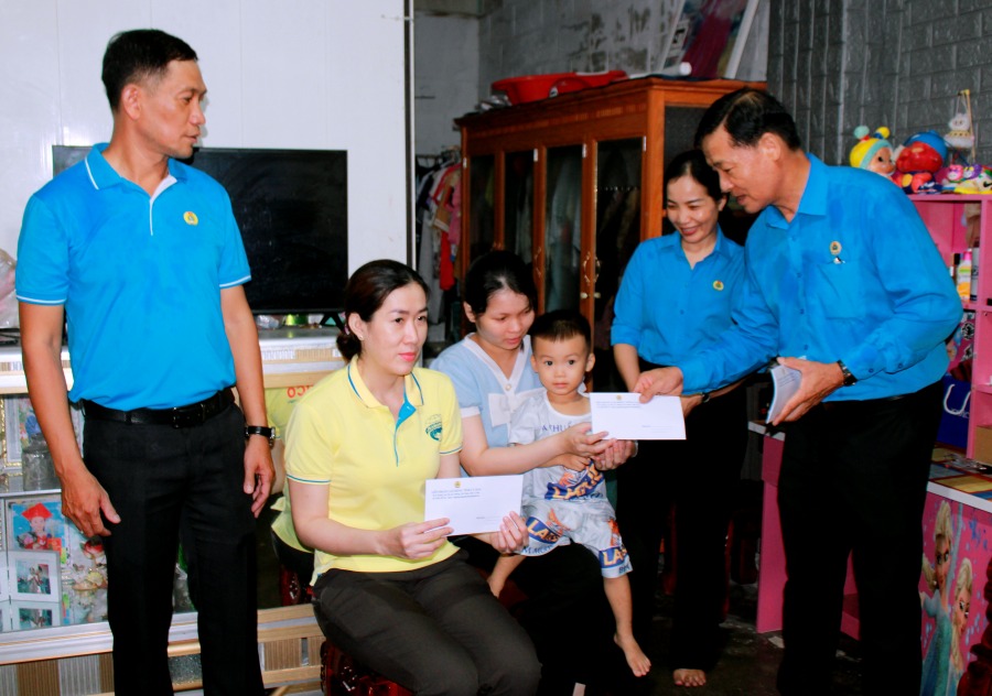 Phó Chủ tịch LĐLĐ tỉnh Cà Mau trực tiếp đến phòng trọ và trao tận tay phần quà cho đoàn viên, người lao động CĐCS Công ty Cổ phần Xuất nhập khẩu Thủy sản Năm Căn. Ảnh: Thiệu Vũ