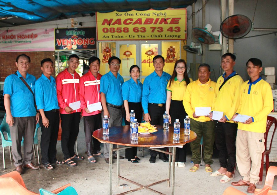 Đoàn công tác LĐLĐ tỉnh Cà Mau thăm và trao quà hỗ trợ cho đoàn viên công đoàn ở Nghiệp đoàn Xe ôm công nghệ Nacabike trực thuộc Công đoàn xã Năm Căn. Ảnh: Thiệu Vũ