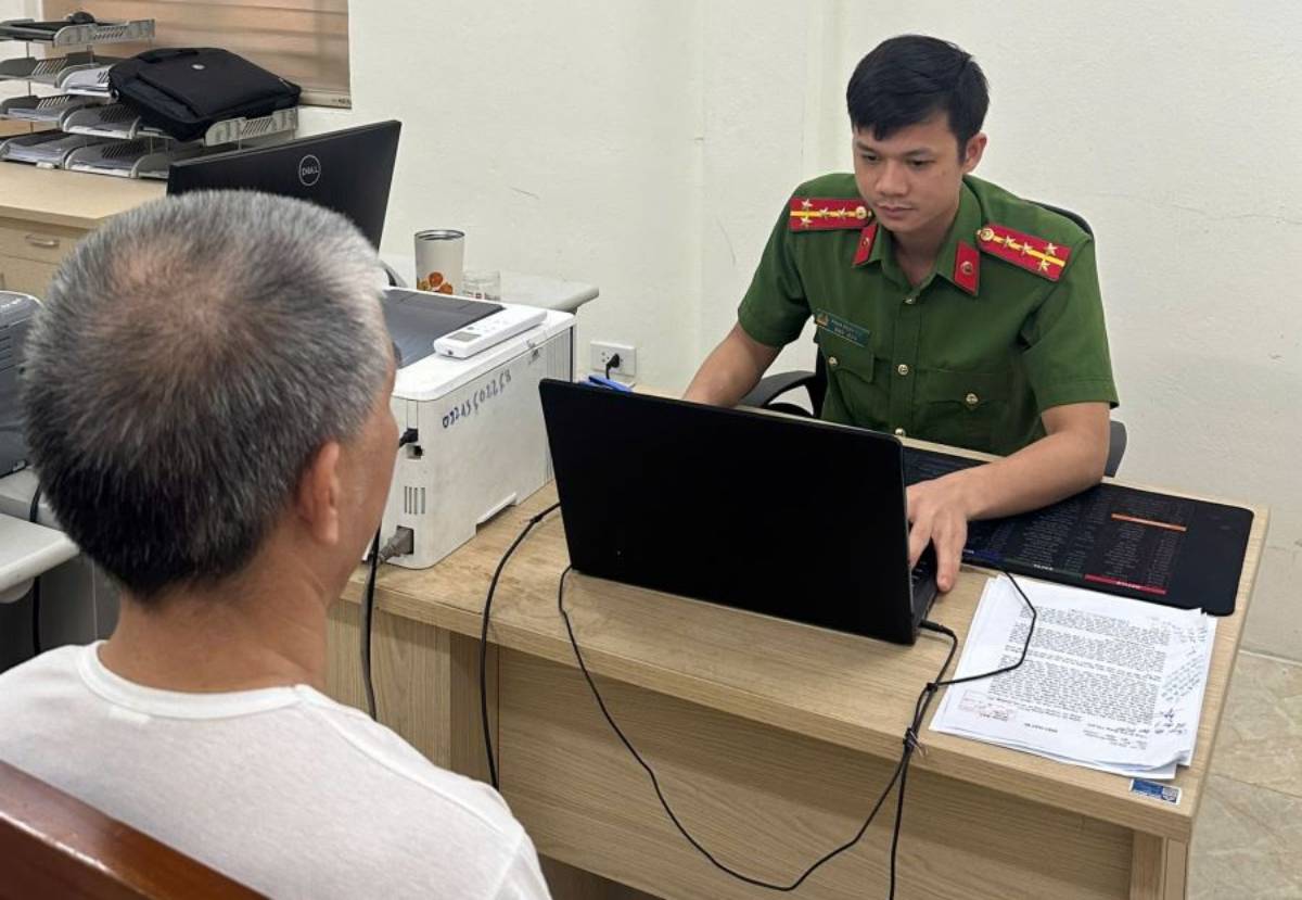 Pham Viet Long at the police station. Photo: Hung Yen Police
