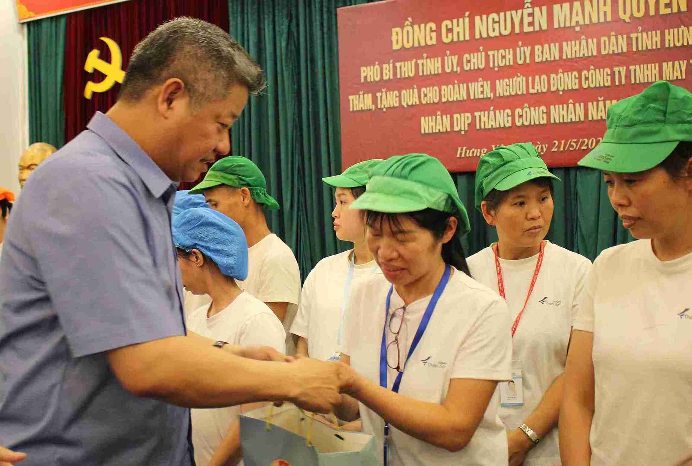 Chairman of Hung Yen Provincial People's Committee Nguyen Manh Quyen presents gifts to workers in difficult circumstances at Thien Son Garment Co., Ltd. Photo: Mai Huong