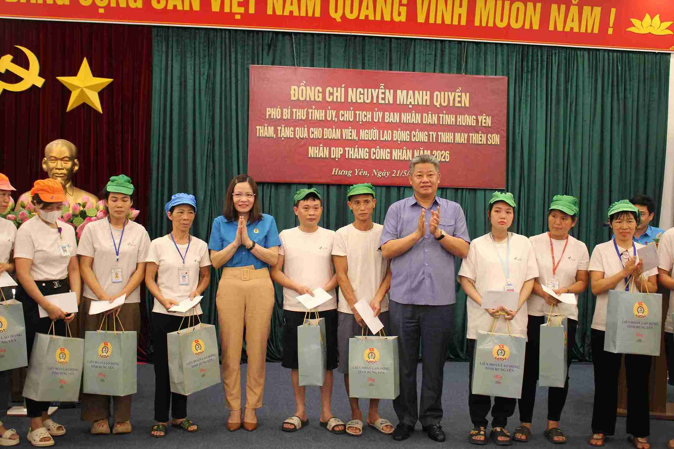 Người lao động Công ty TNHH May Thiên Sơn nhận những phần quà ý nghĩa từ lãnh đạo tỉnh và tổ chức Công đoàn. Ảnh: Mai Hương