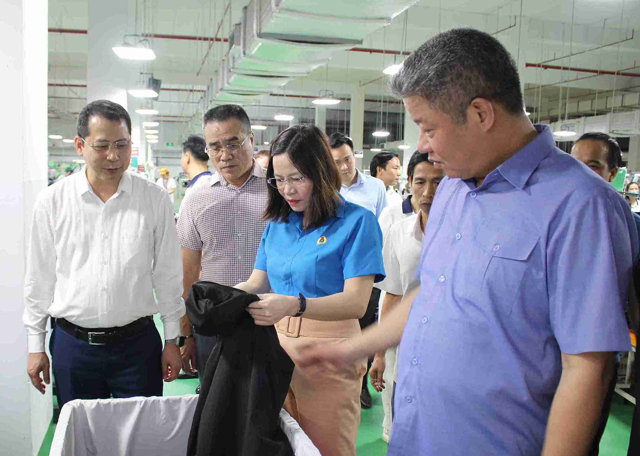 Chủ tịch UBND tỉnh Hưng Yên cùng đoàn công tác tham quan, tìm hiểu điều kiện làm việc tại Công ty TNHH May Thiên Sơn.