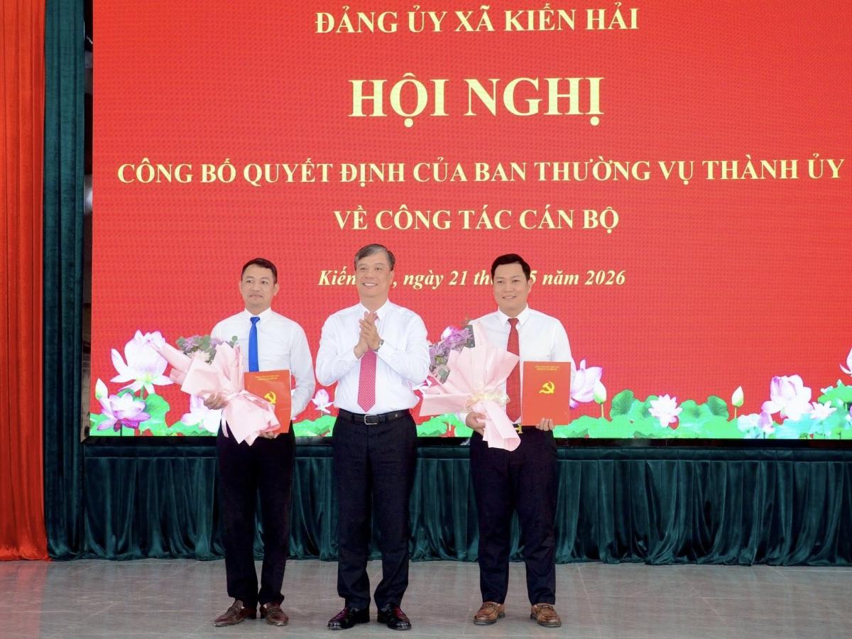 Kien Hai commune announces decisions on personnel work. Photo: Kien Hai commune